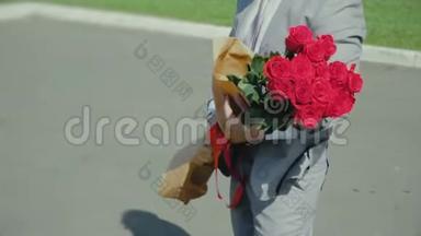 男人带着一束玫瑰等待一个女孩，<strong>浪漫的</strong>或第一次约会，<strong>求婚</strong>
